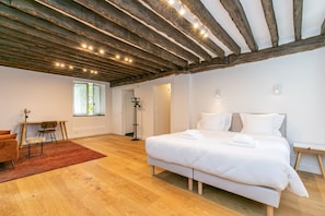 10 bedrooms, iron/ironing board, travel cot, free WiFi