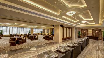 Desayuno continental (INR 350 por persona)