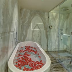 Suite Premium | Baño | Cabezal de ducha tipo lluvia y artículos de higiene personal gratuitos