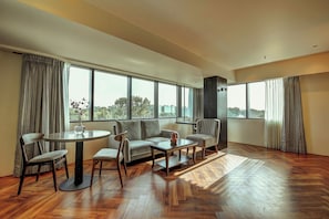 Suite Premium | Área de sala de estar | Televisión de pantalla plana