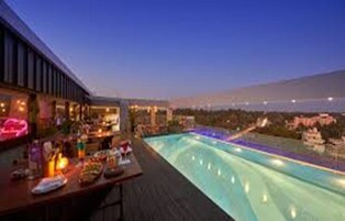 Una piscina cubierta