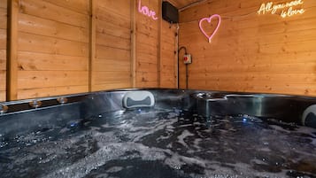 Apartment, 5 Schlafzimmer, Whirlpool | Innen-Whirlpool
