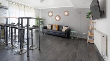 Apartment, 5Â Schlafzimmer, Whirlpool | Wohnbereich | DVD-Player, BĂŒcher