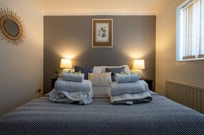 Apartment, 5 Bedrooms, Hot Tub - Family Holiday Home With Hot Tub Sleeps 8 (Peacehaven)