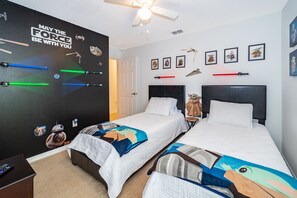 4 bedrooms, in-room safe, desk, iron/ironing board - 8 Guest Home with Private Pool (Davenport)
