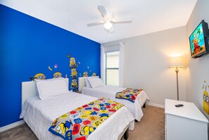 4 bedrooms, in-room safe, desk, iron/ironing board - 8 Guest Home with Private Pool (Davenport)