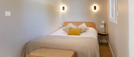 30 bedrooms, iron/ironing board, travel cot, free WiFi