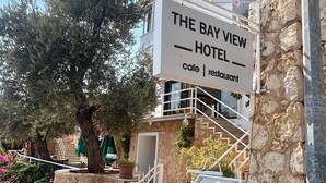 Das Bay View Hotel mit Café und Restaurant, Steinäußere und Sitzbereich im Freien.