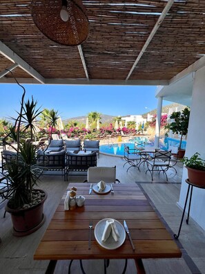 Breakfast (EUR 15 per person)