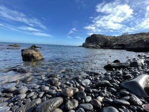 På stranden och solstolar
