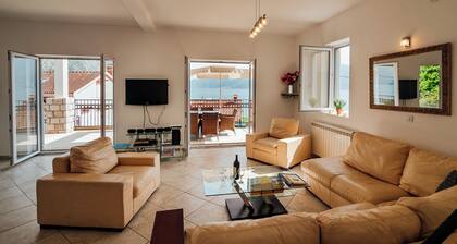 Spacious Family 4BR Seaside House, Fantastic Sea Views, 20 Meters to Beach