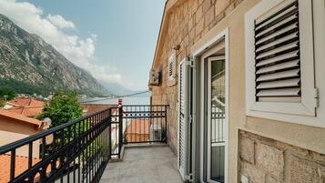 House, 4 Bedrooms, Balcony, Garden View | Balkoni
