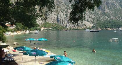 Spacious Family 4BR Seaside House, Fantastic Sea Views, 20 Meters to Beach