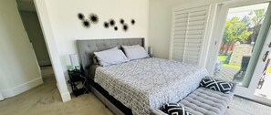5 bedrooms, desk, iron/ironing board, travel crib