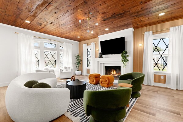 Interior - The Gatsby - Sleeps 22 & Heated Pool, Spa, Mini Golf (San Antonio)