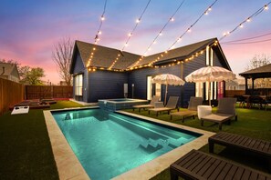 A heated pool - The Gatsby - Sleeps 22 & Heated Pool, Spa, Mini Golf (San Antonio)