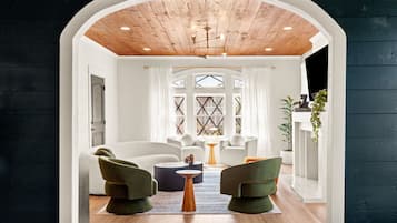 TV connectée, cheminée, jeux vidéo, livres