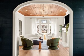 Smart TV, fireplace, video games, books - The Gatsby - Sleeps 22 & Heated Pool, Spa, Mini Golf (San Antonio)