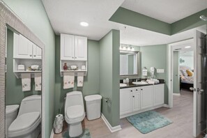 Combined shower/tub, hair dryer, towels