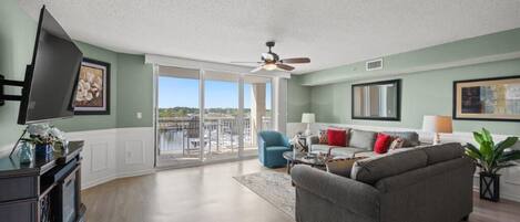 Smart TV, chimenea, libros