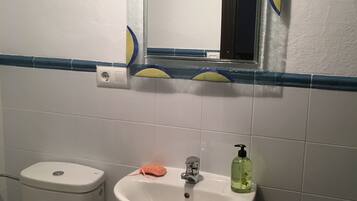 Ducha, secador de pelo, bidé y toallas