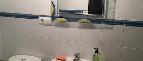 Een douche, een haardroger, een bidet, handdoeken