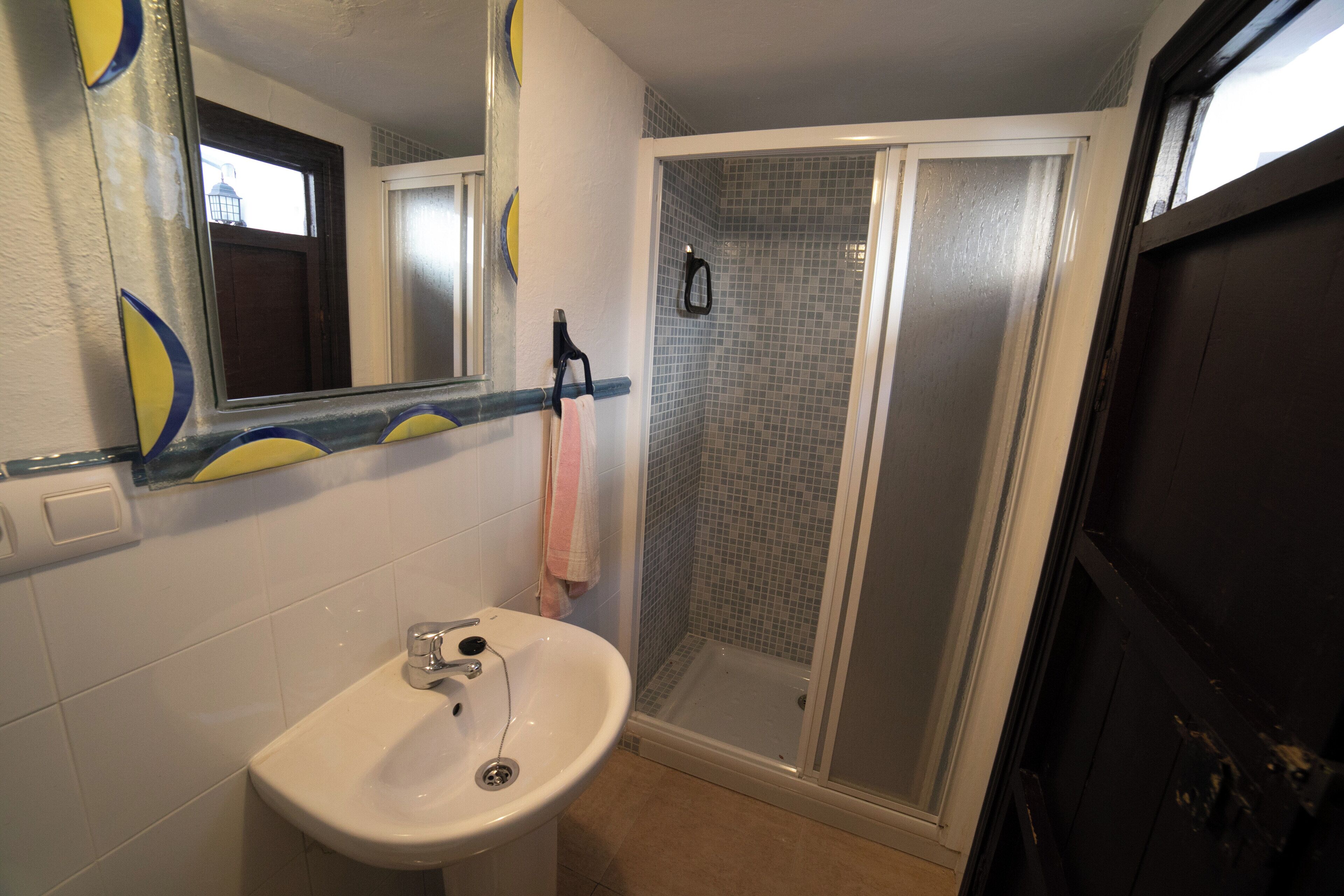 Ducha, secador de pelo, bidé y toallas