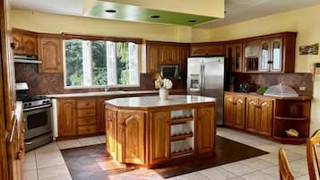 Villa | Cocina privada | Refrigerador, lavavajillas y tetera eléctrica
