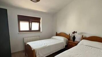 4 Schlafzimmer, Bügeleisen/Bügelbrett, Bettwäsche