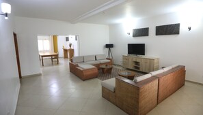 Living area - Family friendly place not far from airport and close to main shops and bank (Yaoundé)