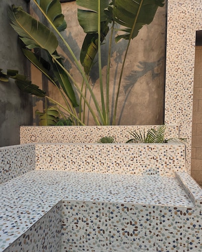 Family friendly place not far from airport and close to main shops and bank