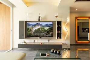 2 bedrooms, desk, WiFi, bed sheets