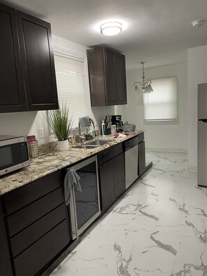 冰箱、微波炉、烤箱、炉灶