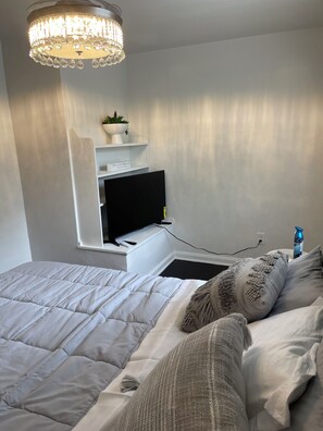 3 slaapkamers, een strijkplank/strijkijzer, wifi (toeslag), beddengoed