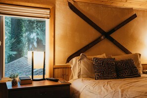 3 bedrooms, desk, travel crib, WiFi