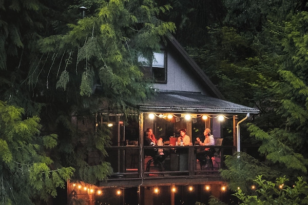 This amazing cabin is nestled in the trees along the beautiful Stillaguamish River. Whether you're just here to wind down and enjoy the views from the deck or to relax in the hot tub after a long day of hiking, Chase's is the perfect choice. :)