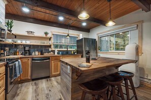 Fridge, microwave, oven, stovetop - Bellingham A-Frame • Hot Tub • Firepit • Fireplace (Bellingham)