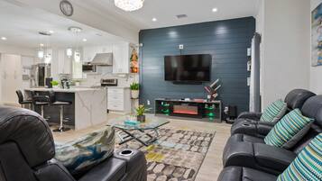 TV connectée, cheminée, livres