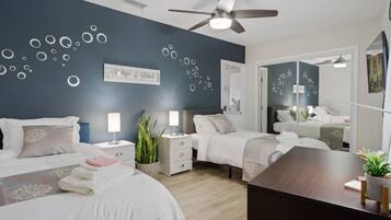 3 間睡房、書桌、熨斗/熨衫板、可攜式嬰兒床