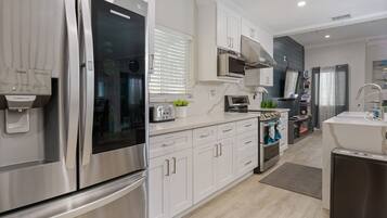 雪櫃、微波爐、焗爐、爐具