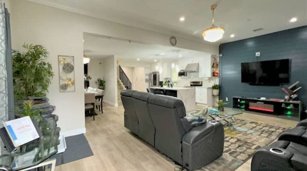 Smart-TV, Kamin, Bücher