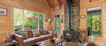 PNW River Cabin • Hot Tub • Firepit • Fireplace