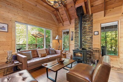 PNW River Cabin • Hot Tub • Firepit • Fireplace