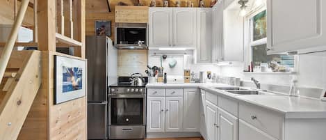 Geladeira, micro-ondas, fogão, cooktop