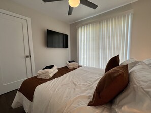 5 Schlafzimmer, Zimmersafe, Schreibtisch, Bügeleisen/Bügelbrett