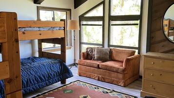 4 bedrooms, desk, iron/ironing board, free WiFi