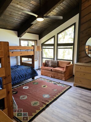 4 makuuhuonetta, työpöytä, silitysrauta/-lauta, ilmainen Wi-Fi