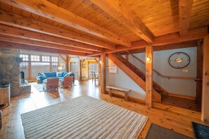 Smart-TV, Kamin, Tischtennisplatte, Bücher