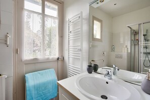 Douche, sèche-cheveux