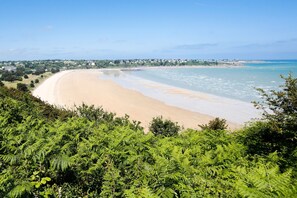 Una spiaggia nelle vicinanze